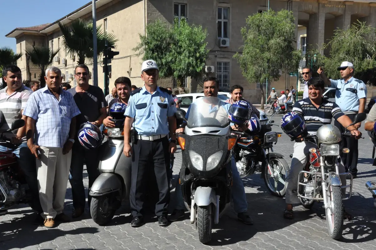 Polisten Sürücülere Kask