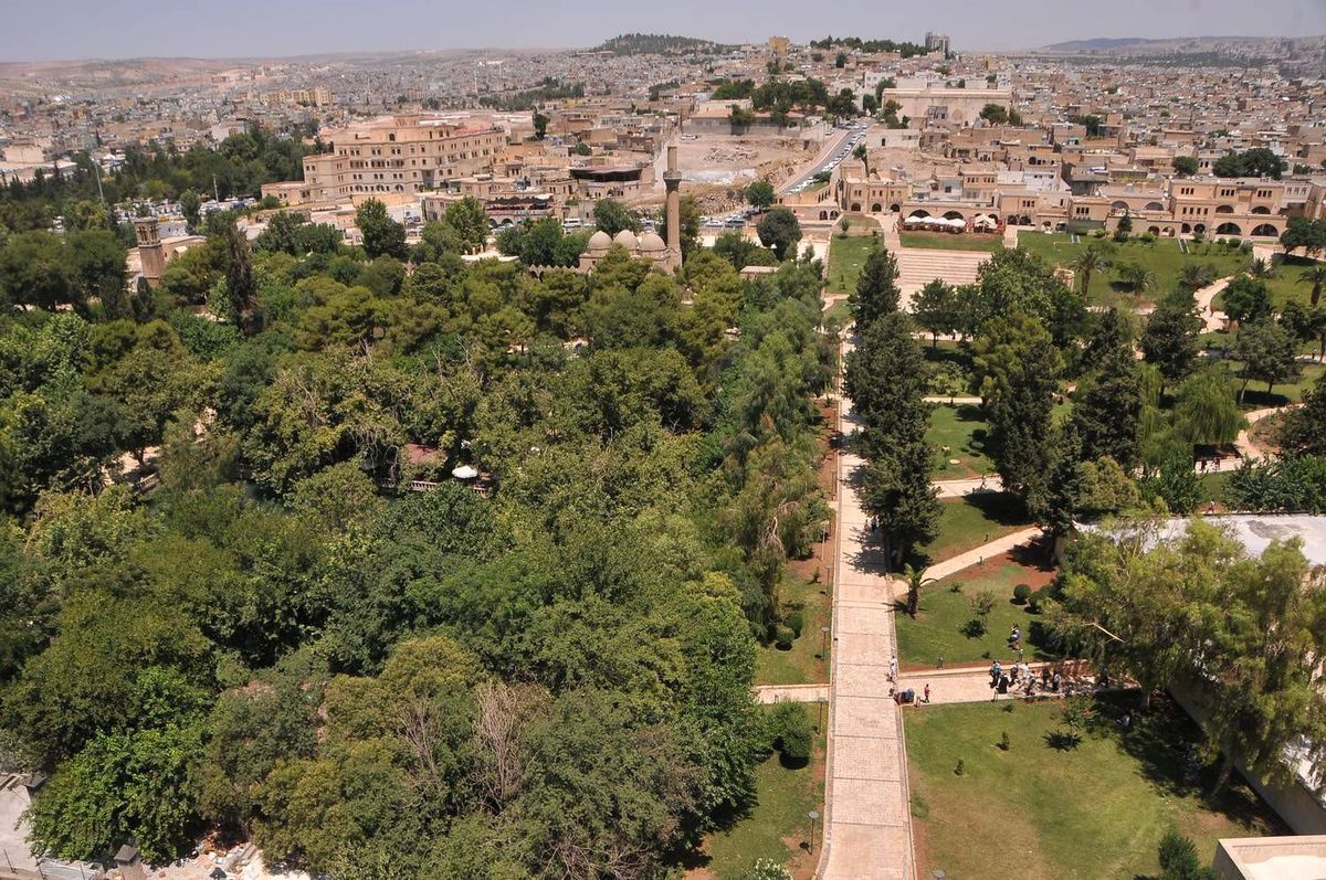 Şanlıurfa\'da Vatandaşlar Hafta Sonu Balıklıgöl\'e Akın Etti