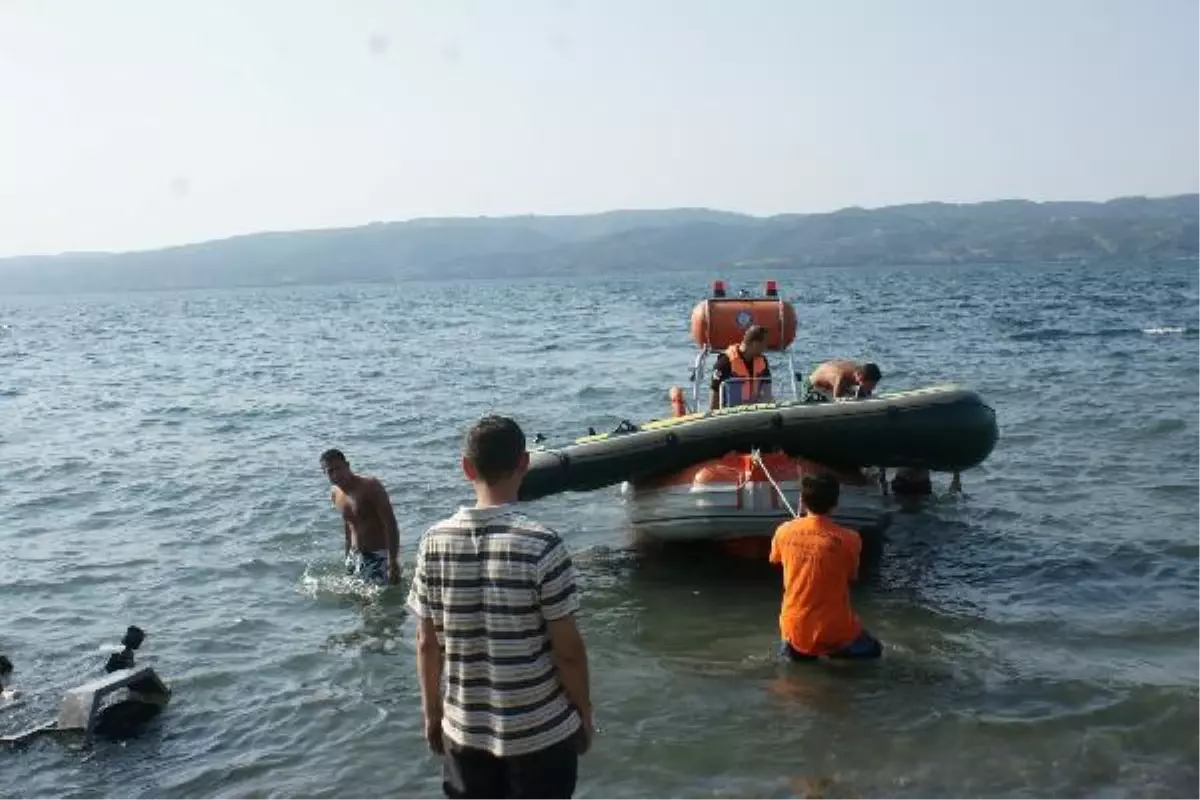 Sapanca Gölünü Botla Geçmek İsterken Mahsur Kaldılar