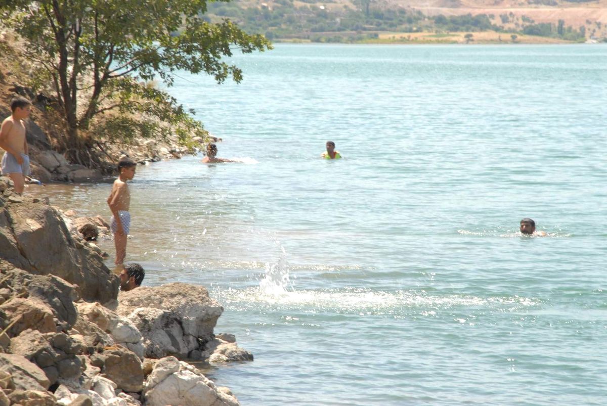 Sıcaktan Bunalan Siverekliler Fırat Nehri\'ne Akın Etti