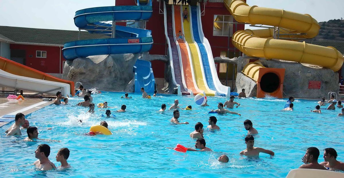 Yaz Sıcaklarından Bunalanlar Aqua Parktaki Termal Havuza Akın Ediyor