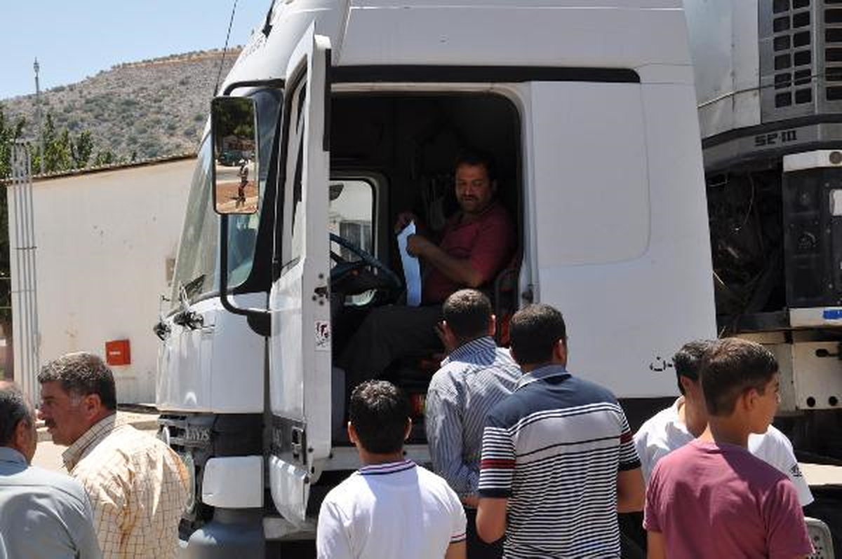 Türk Nakliyeciler Suriye Plakalı Tır\'ların Geçişini Engelledi