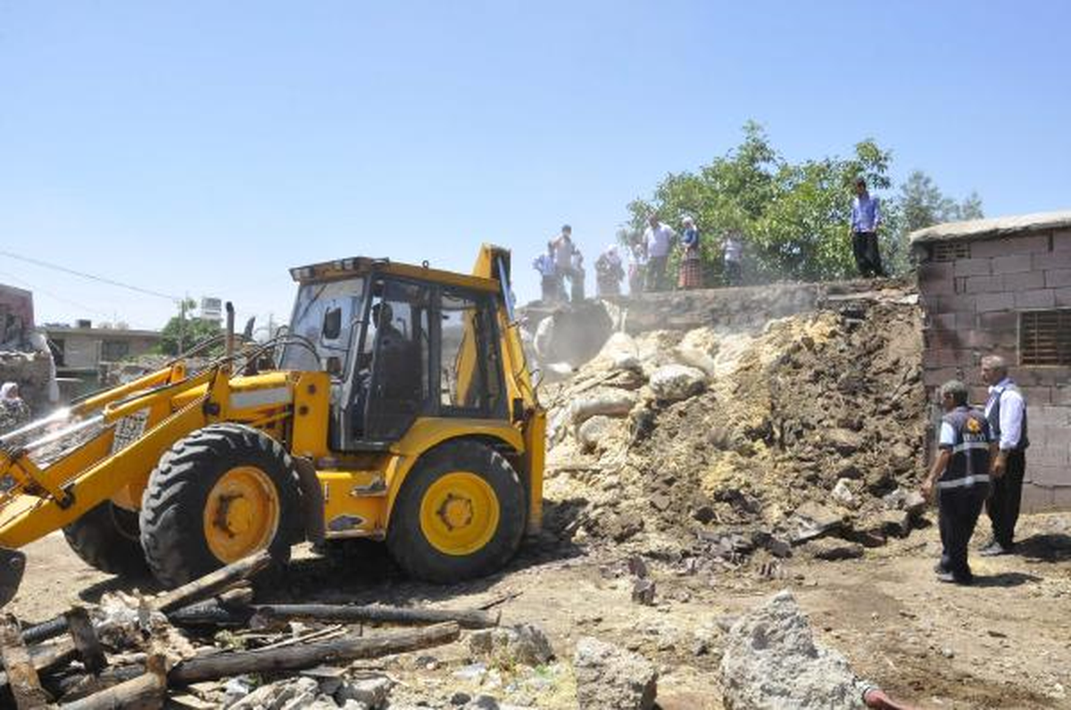 Yangının Büyümemesi İçin Saman Dolu Odayı Yıktılar