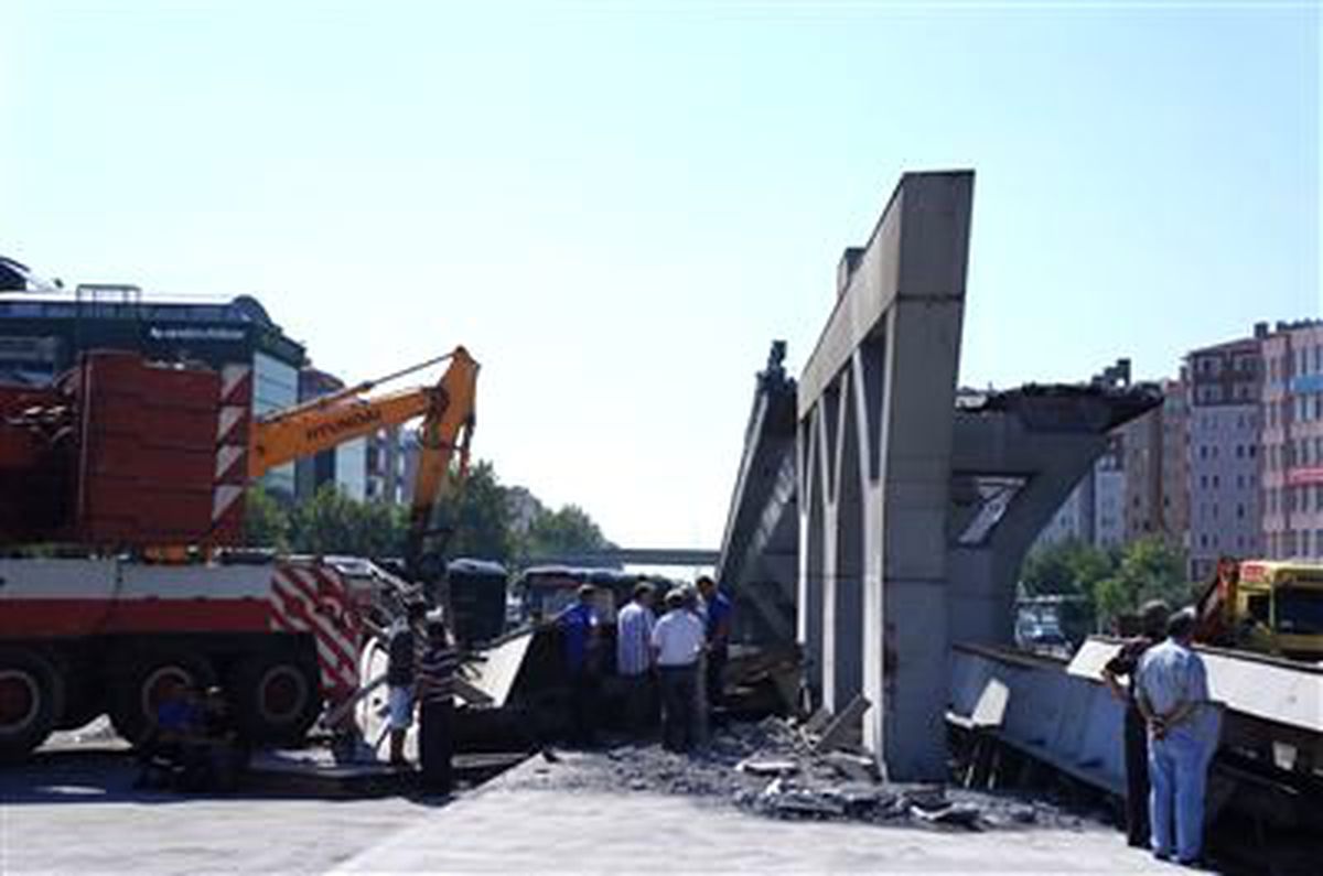 Avcılar\'daki Metrobüs Üst Geçidi Çöktü: 1 Ölü, 2 Yaralı