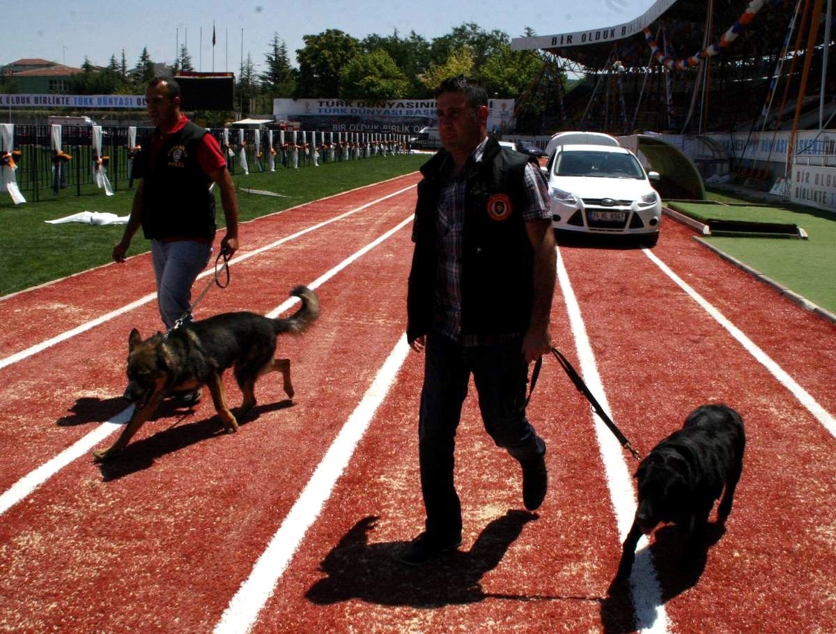 Başbakan Recep Tayyip Erdoğan\'ın Konuşma Yapacağı Alanda Bomba Araması Yapıldı