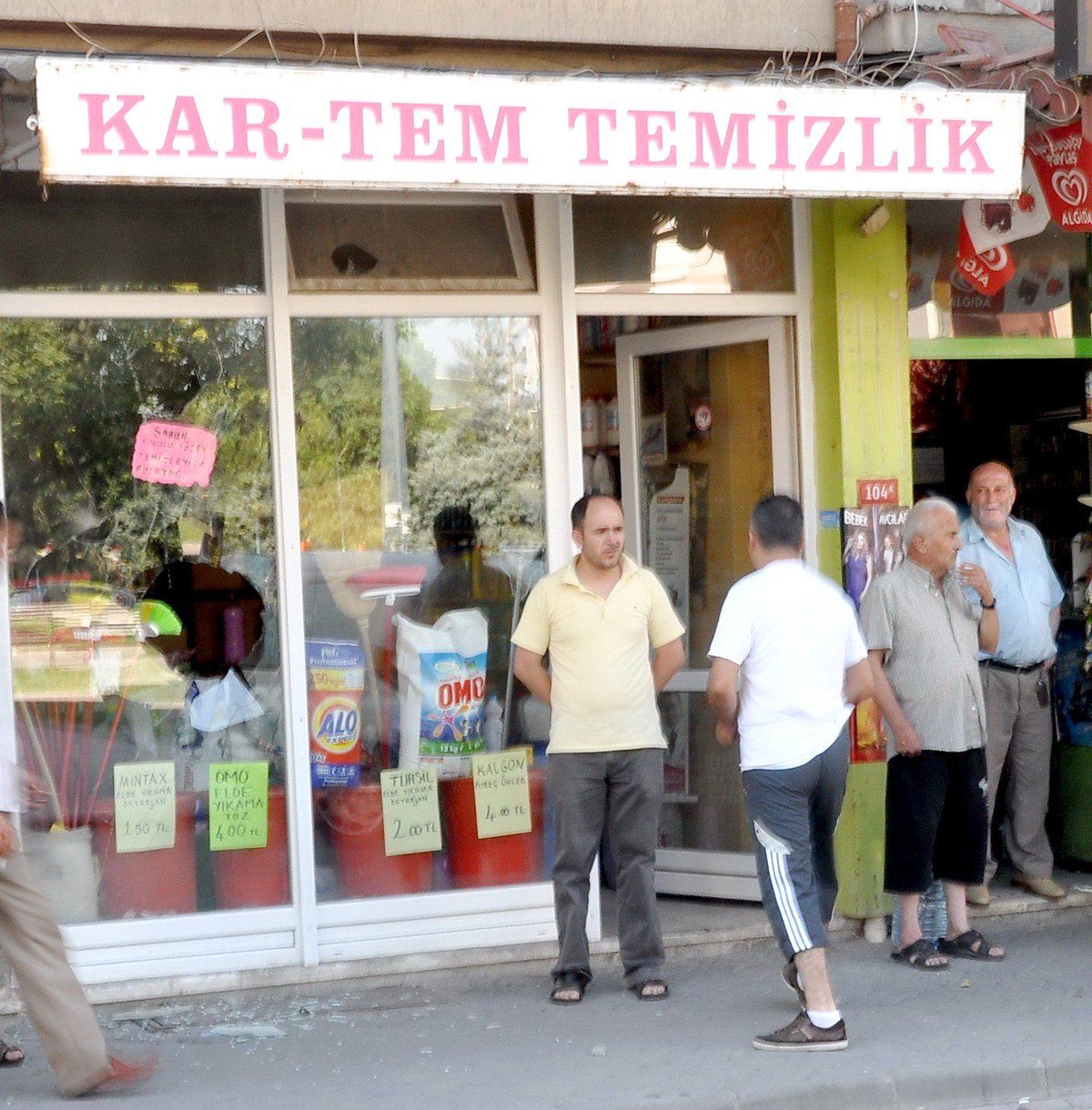 Camı Kırıp Kaçtılar