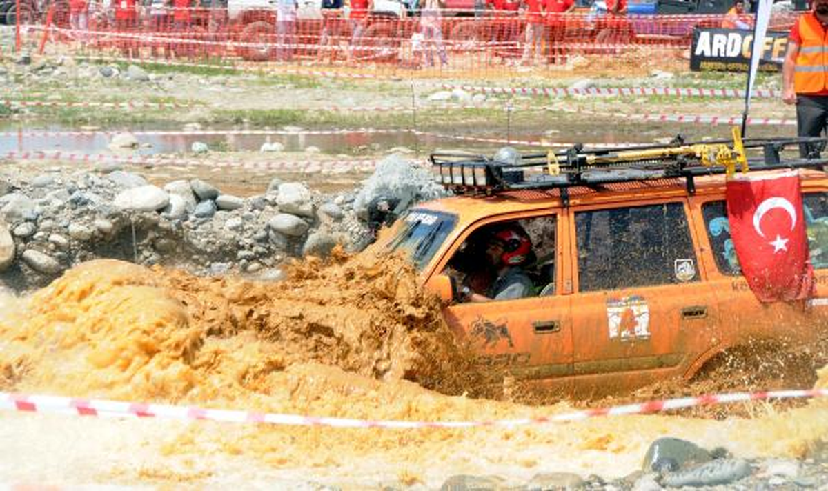 Fırtına Vadisi\'nde Uluslararası Off-Road Yarışı