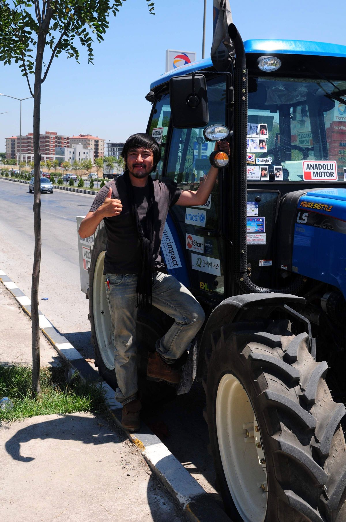 Koreli Kang Traktörüyle Manisa\'dan Geçti