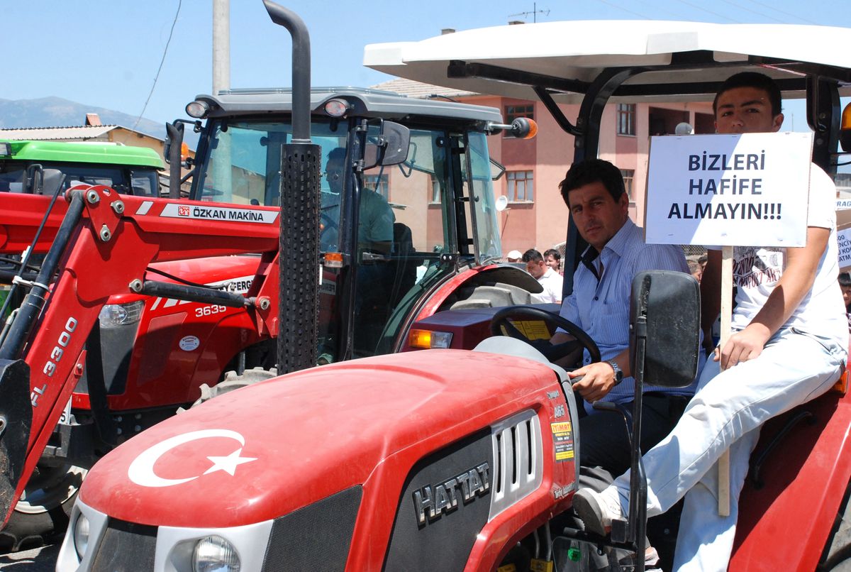 Köylülerden Tavuk Atığı Fabrikasına Protesto