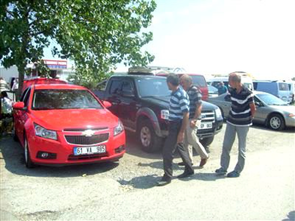 Lüks Otomobiller Pazarda Alıcı Bekliyor