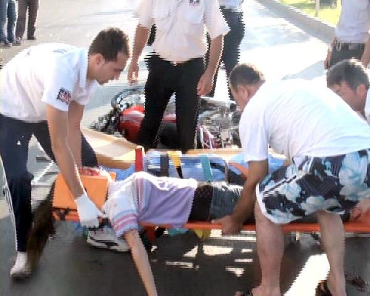 Minibüse Çarpan Motosikletteki 2 Kişi Yaralandı