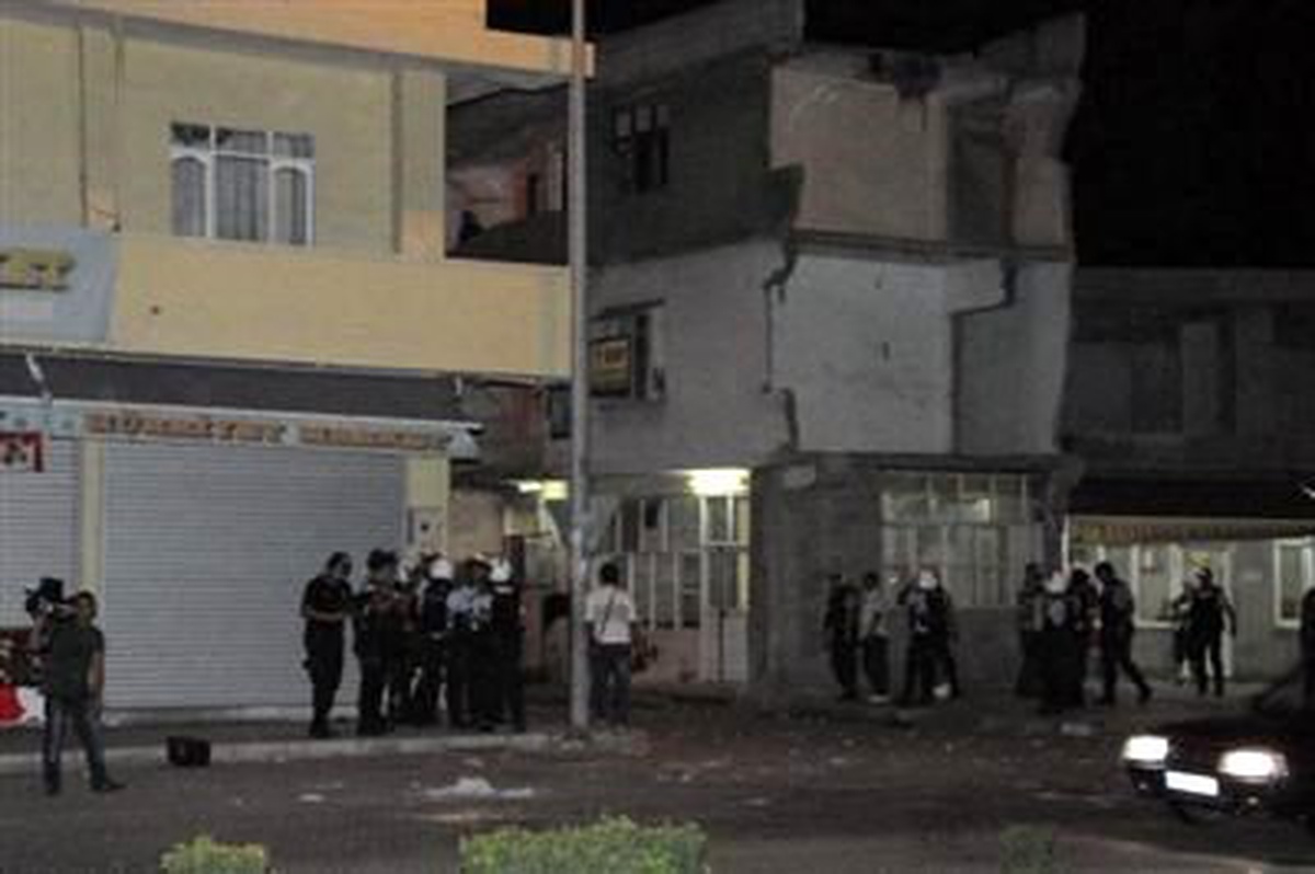PKK Yanlısı Gösteriler Metro Seferlerini Durdurdu