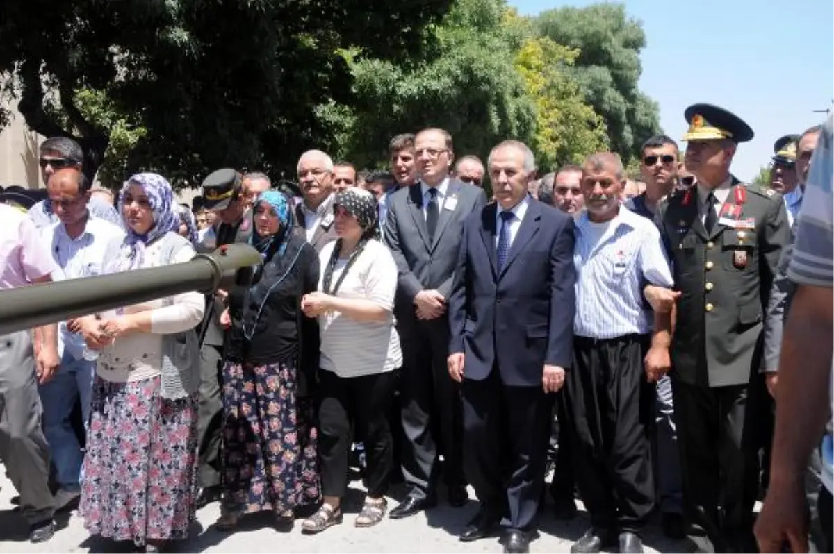 Şehit Cenazesinde Düğün Gerginliği