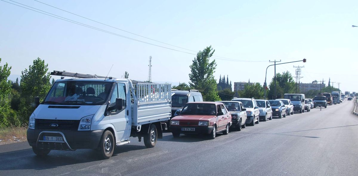 Yol Yapım Çalışmaları Trafiği Kilitledi