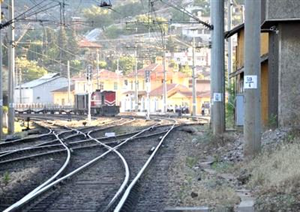 Yük Treni Geçerken Bomba Patladı: 2 Yaralı (2)