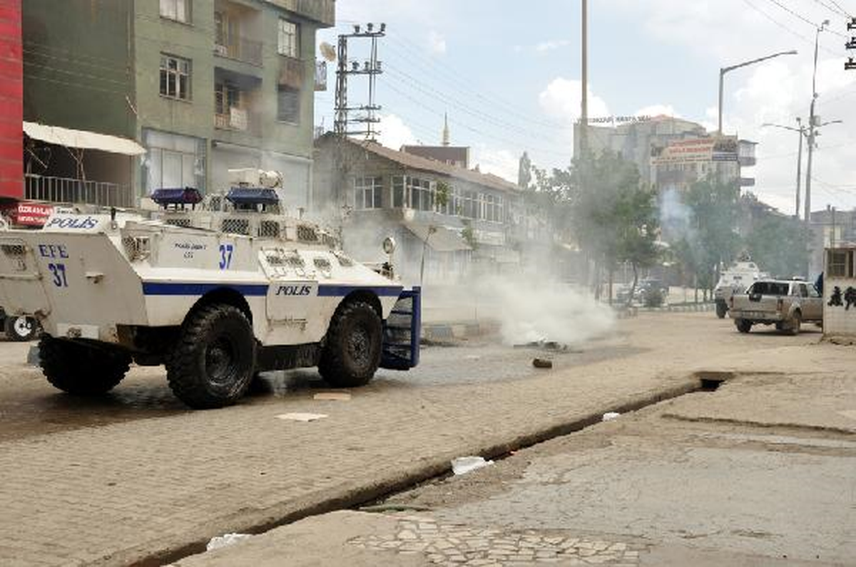 Yüksekova\'da İzinsiz Gösteriye Polis Müdahalesi