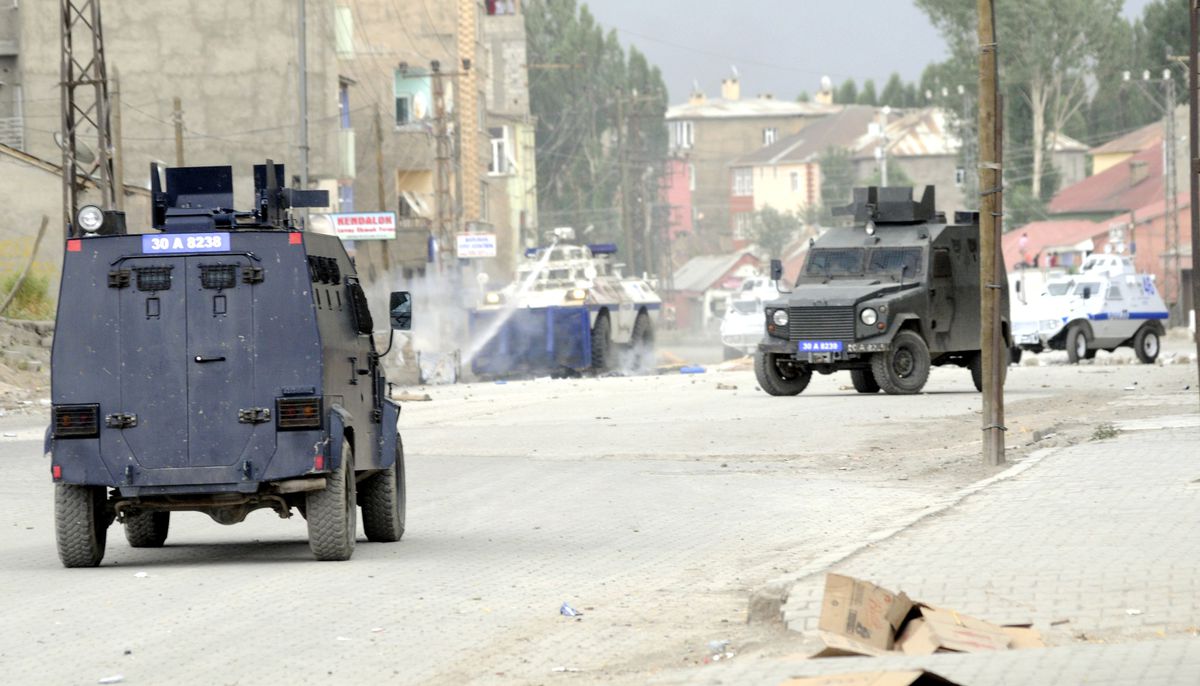 Yüksekova\'da İzinsiz Gösteriye Polis Müdahale Etti