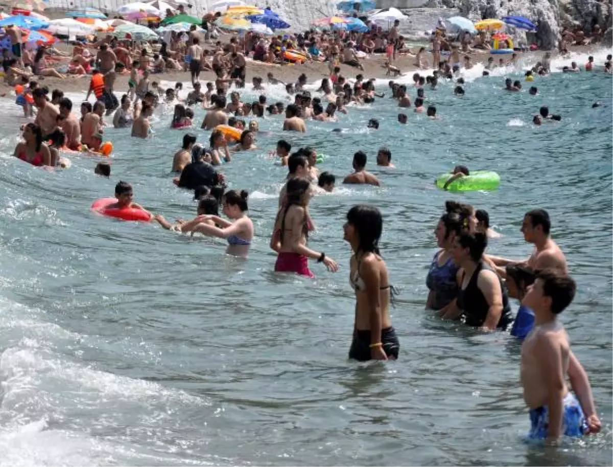 Zonguldak\'ta Sahiller Doldu Taştı