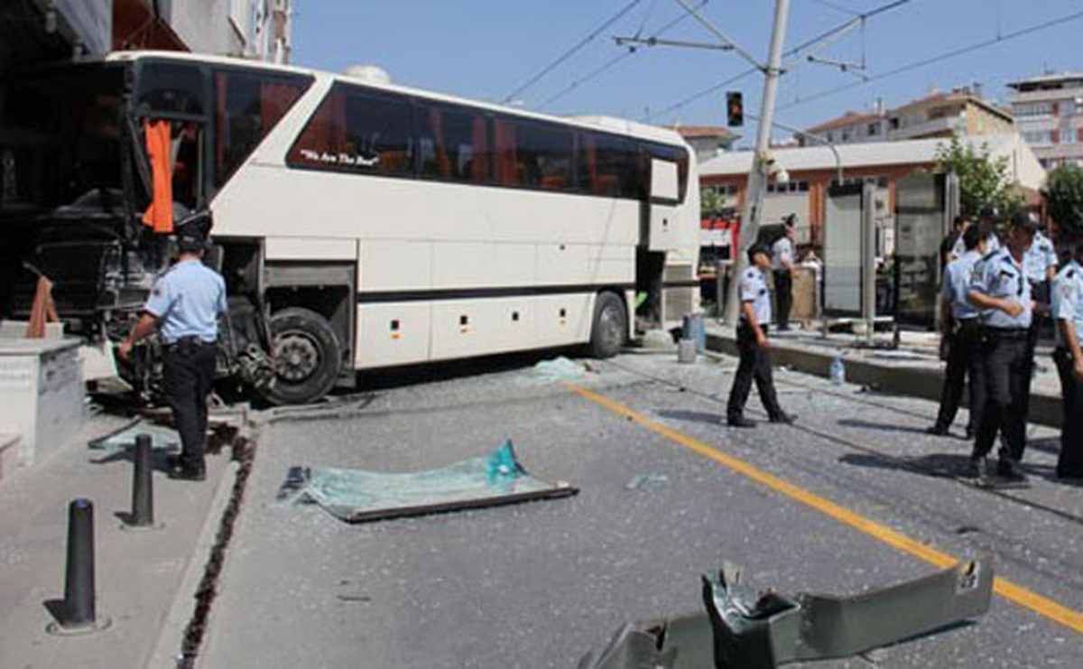 3g Güngören\'de Yolcu Otobüsü Tramvay Durağına Girdi