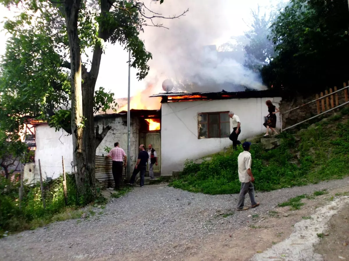 Artvin'de 3 Katlı Ahşap Ev Tamamen Yandı