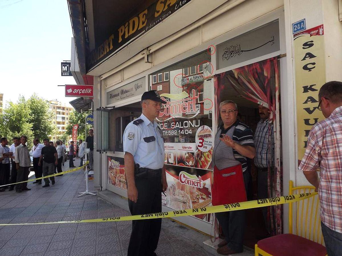Babasından Şikayetçi Olan Esnafın İş Yerini Kurşunladı