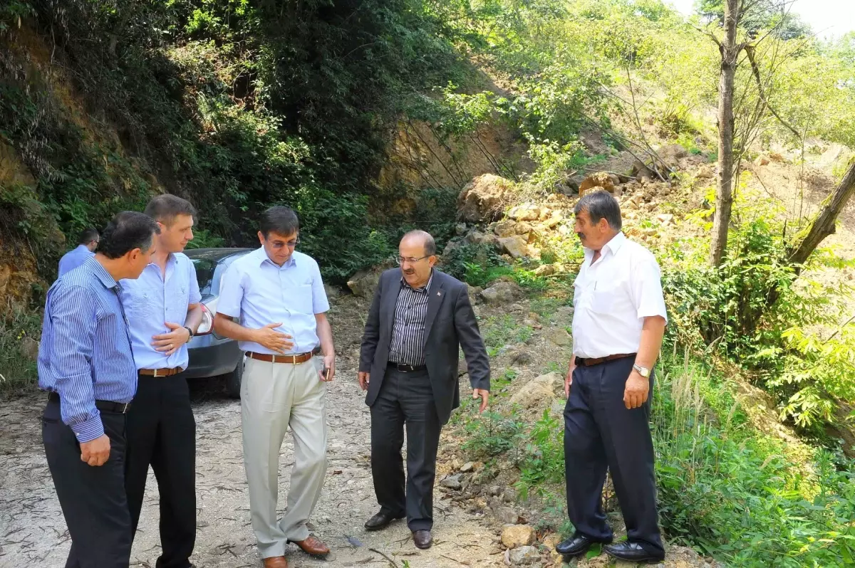 Başkan Gümrükçüoğlu, 4 Aydır Kapalı Olan Yomra\'nın Taşdelen Köyü Yolunda İncelemelerde Bulundu