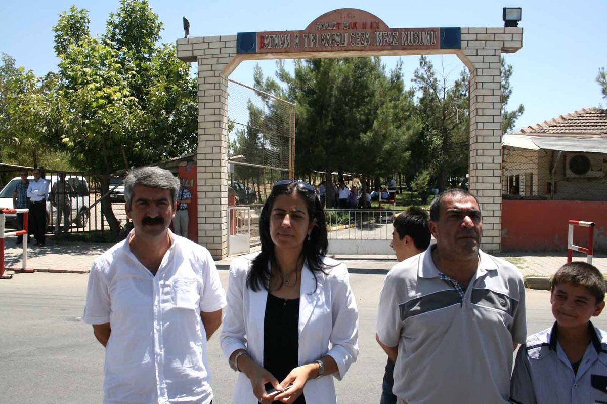 BDP\'li Ata Kadın Mahkumlarla Görüştü