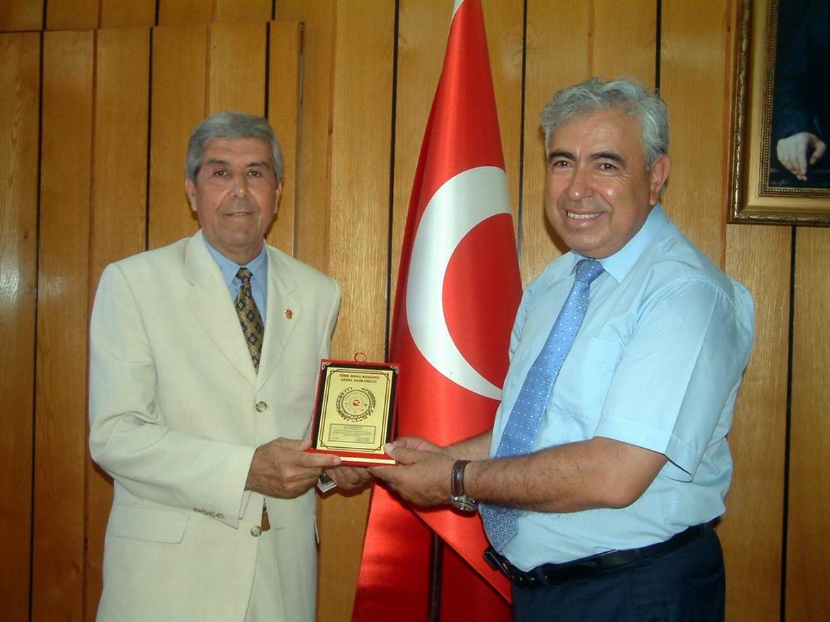Burhaniye\' de Muhtara Başarı Plaketi