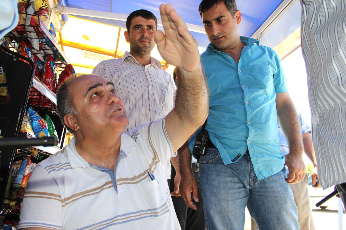 Camı Açık Otomobilde Saydığı 30 Bin TL\'yi Kapkaççıya Kaptırdı