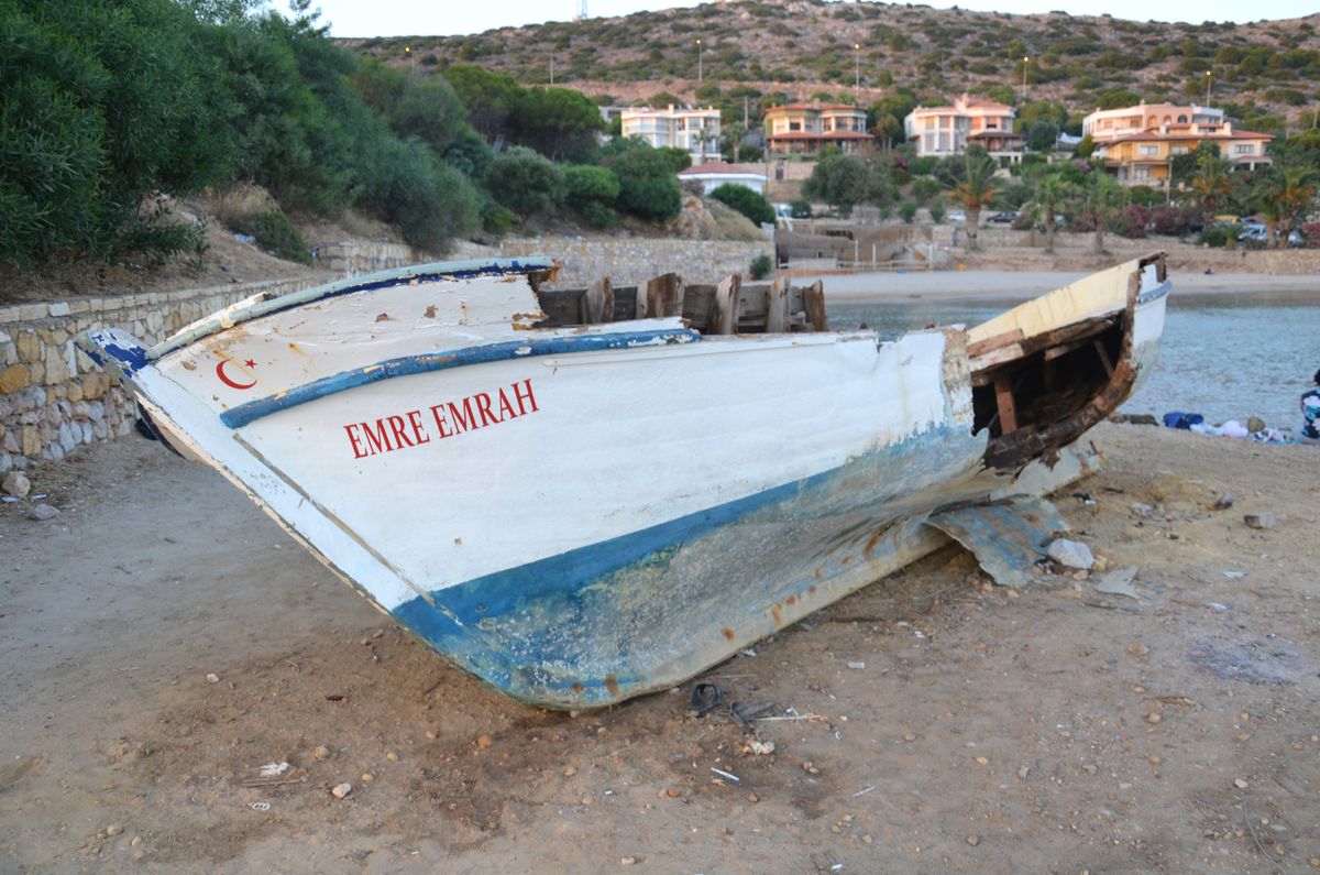 Çeşme Sahilindeki Tekne, Çöp Kutusu Oldu
