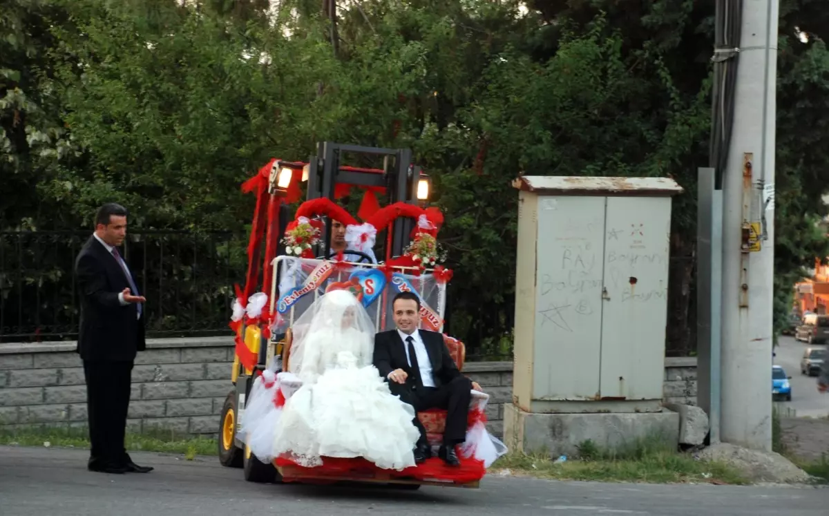 Düğün Aracı Forklift Oldu