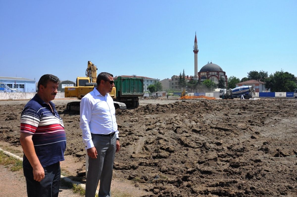 Düzce 18 Temmuz\'un Çimleri Kaldırılıyor