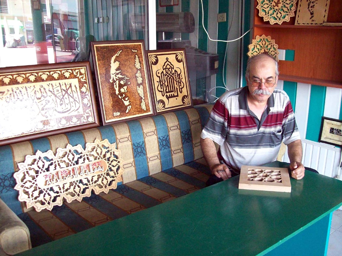 Emekli Öğretmen, Ağaç Oyma ve Yakma Hat Sanatına Merak Sardı