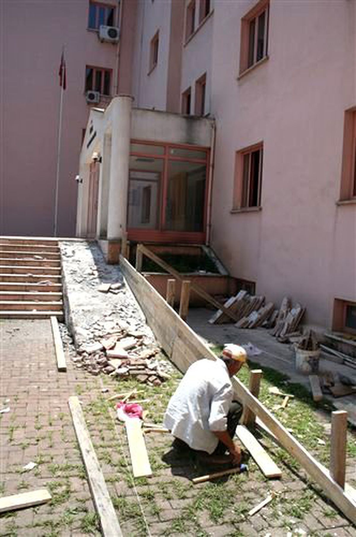 Engeller Kalkıyor