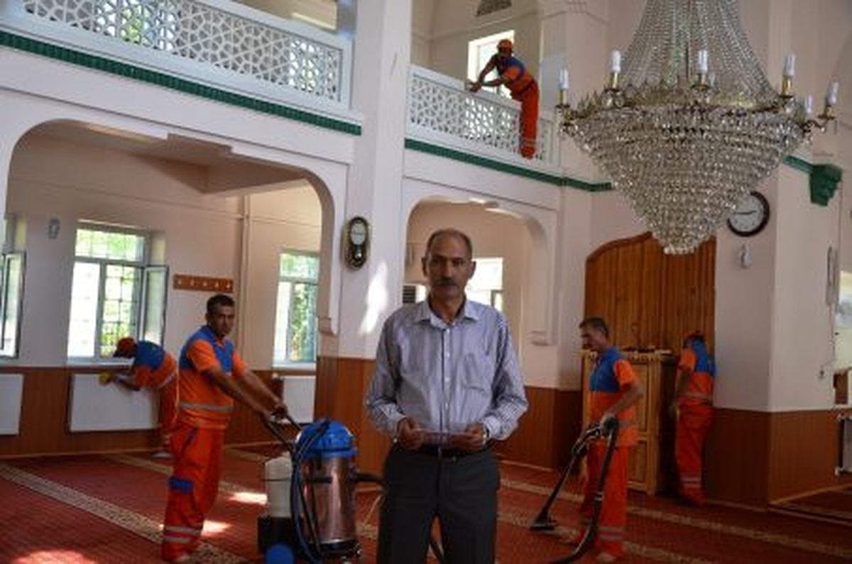 Esenlik Camilerde Ramazan Temizliği Yapıyor