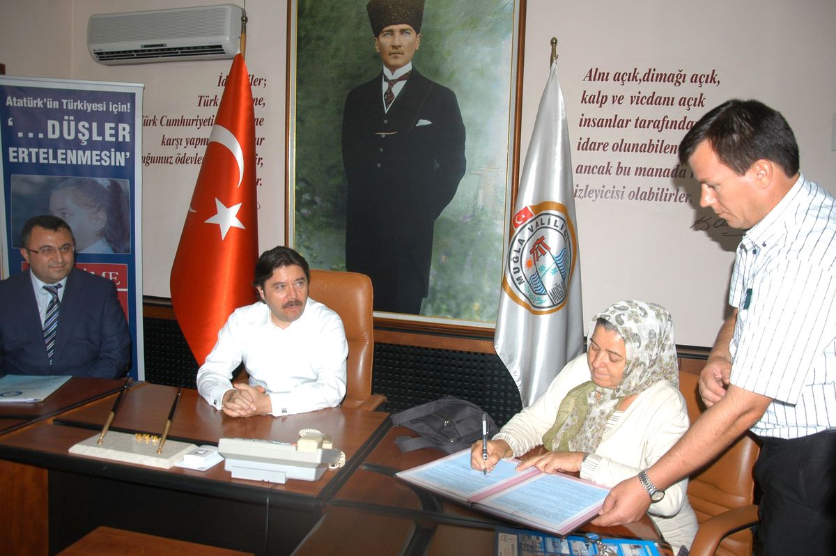 Eşinin Vasiyetini Yerine Getiriyor
