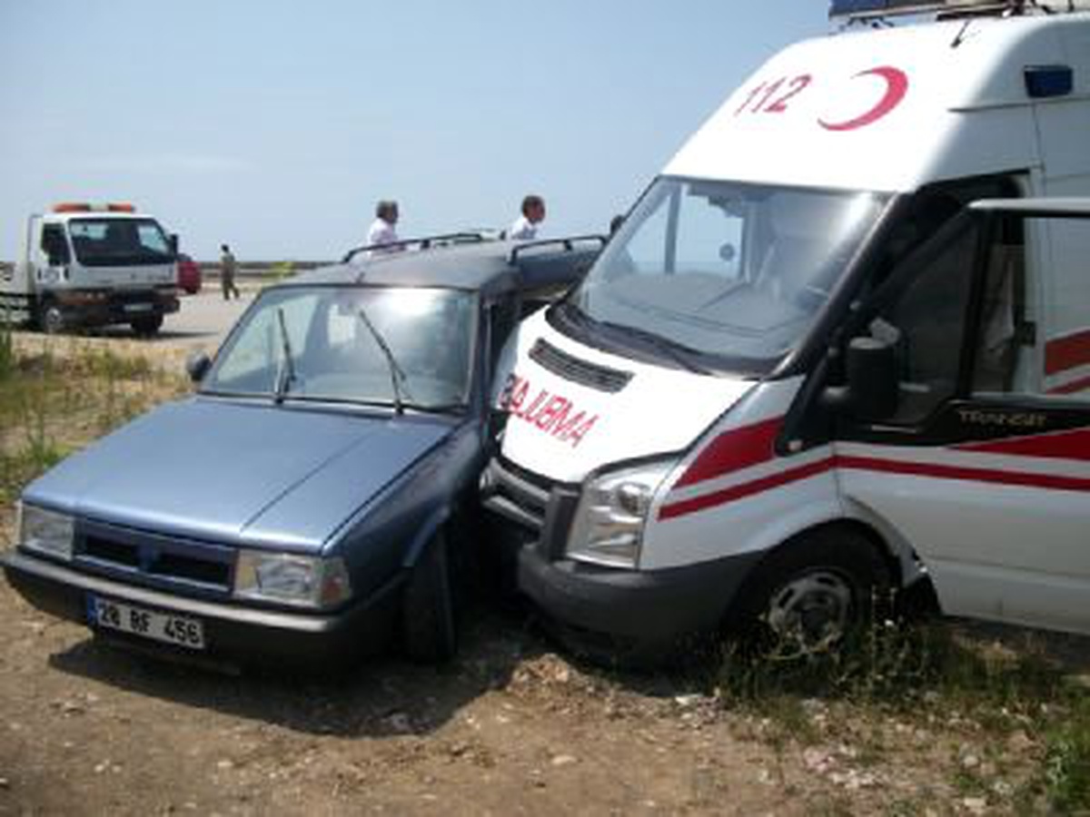 Eskişehir\'de Ambulans ile Otomobil Çarpıştı: 5 Yaralı
