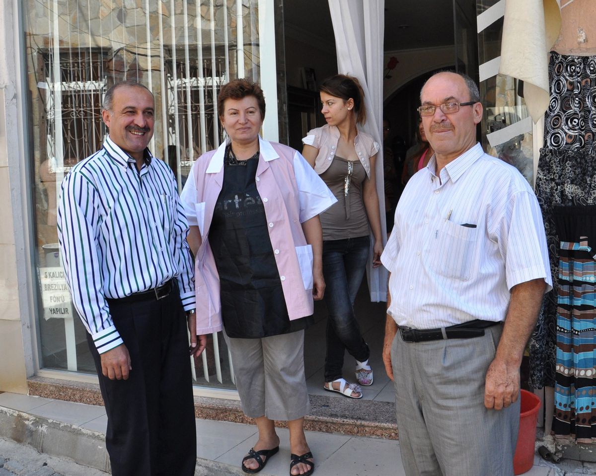 Esnaflara Önlük Hediye Edildi