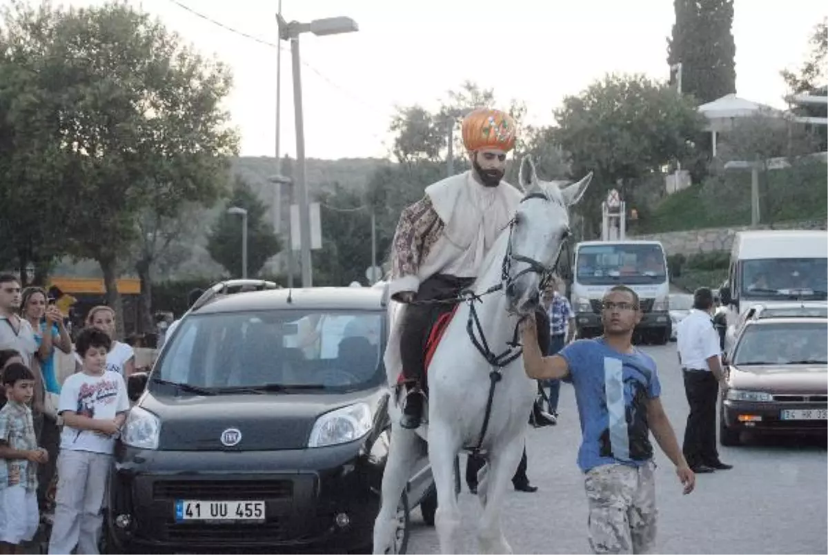 Fatih ve Akşemseddin\'in Atları Kortejdekileri Korkuttu