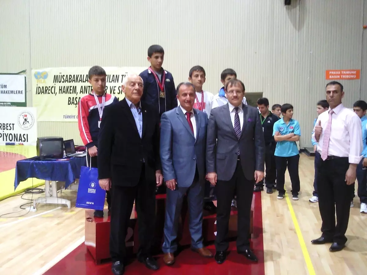 Gem\'in Pehlivanı Özbey Polonya Yolcusu