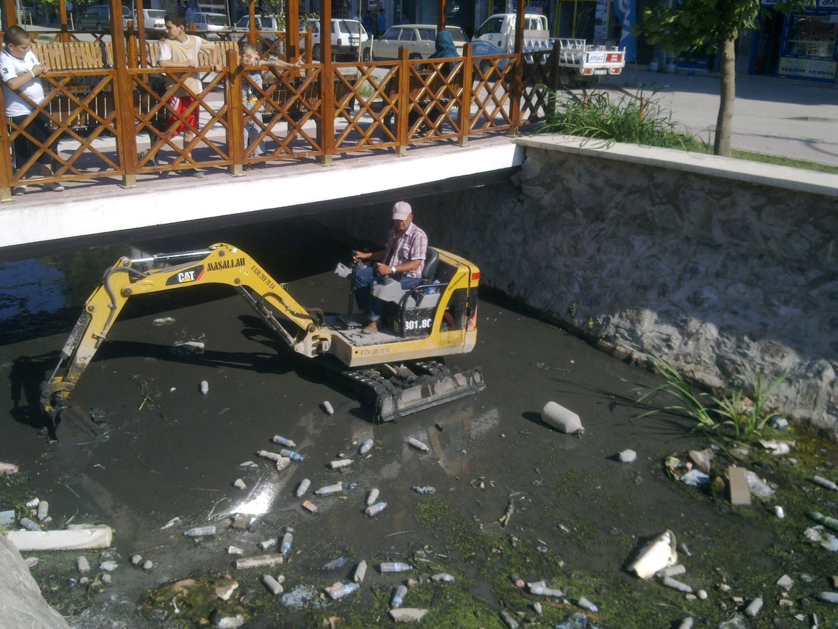 Gemlik\'te Çarşı Deresi Temizleniyor
