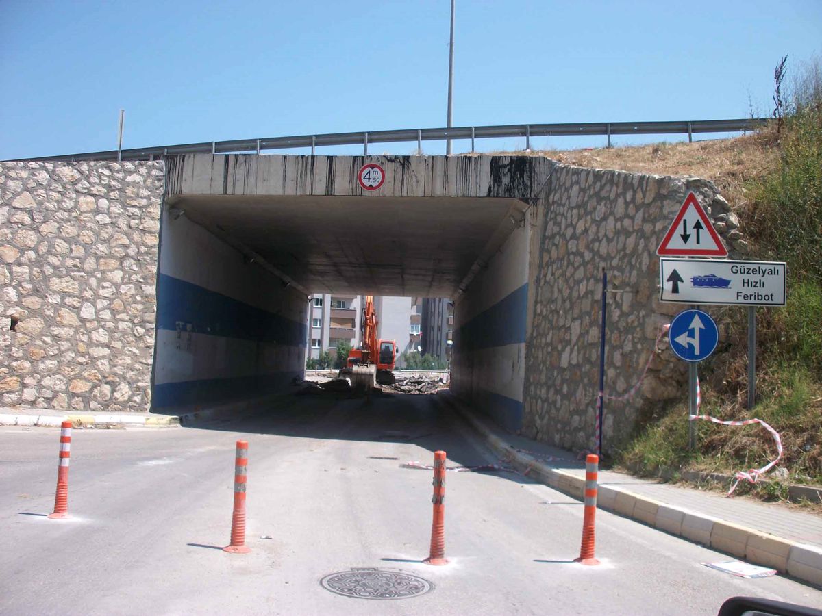 Güzelyalı ile Bursa\'yı Bağlayan Alt Geçit Trafiğe Kapatıldı