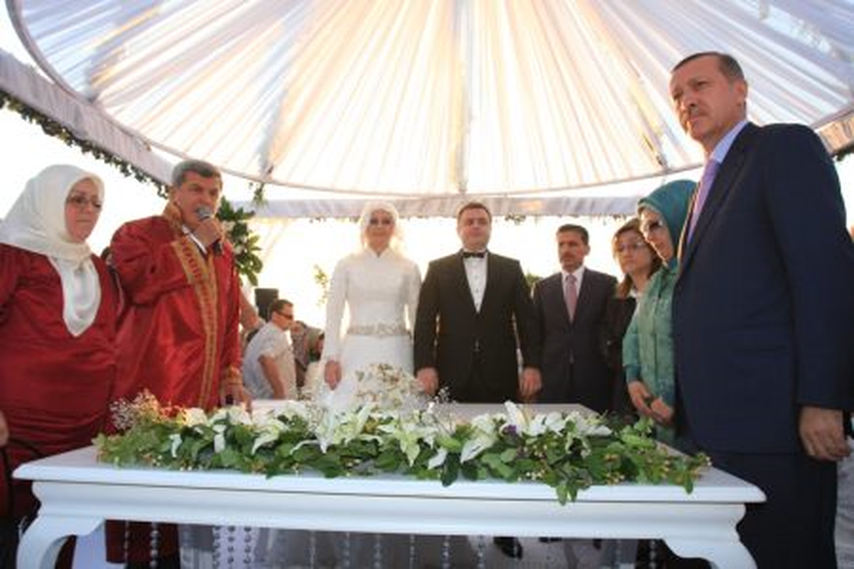 Karaosmanoğlu Çiftinin Nikah Şahidi Başbakan Oldu