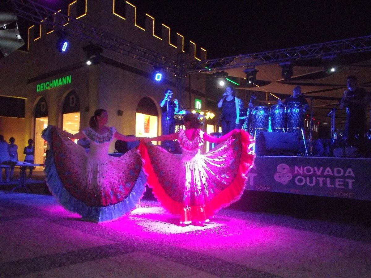 La Descarga Novada Outlet Söke\'de Latin Rüzgarı Estirdi