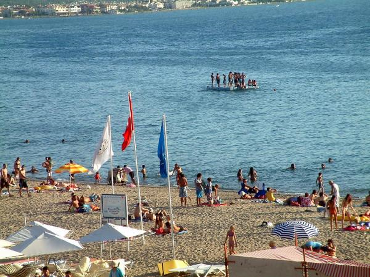 Mavi Bayraklı Plajda Gönüllü Temizliği