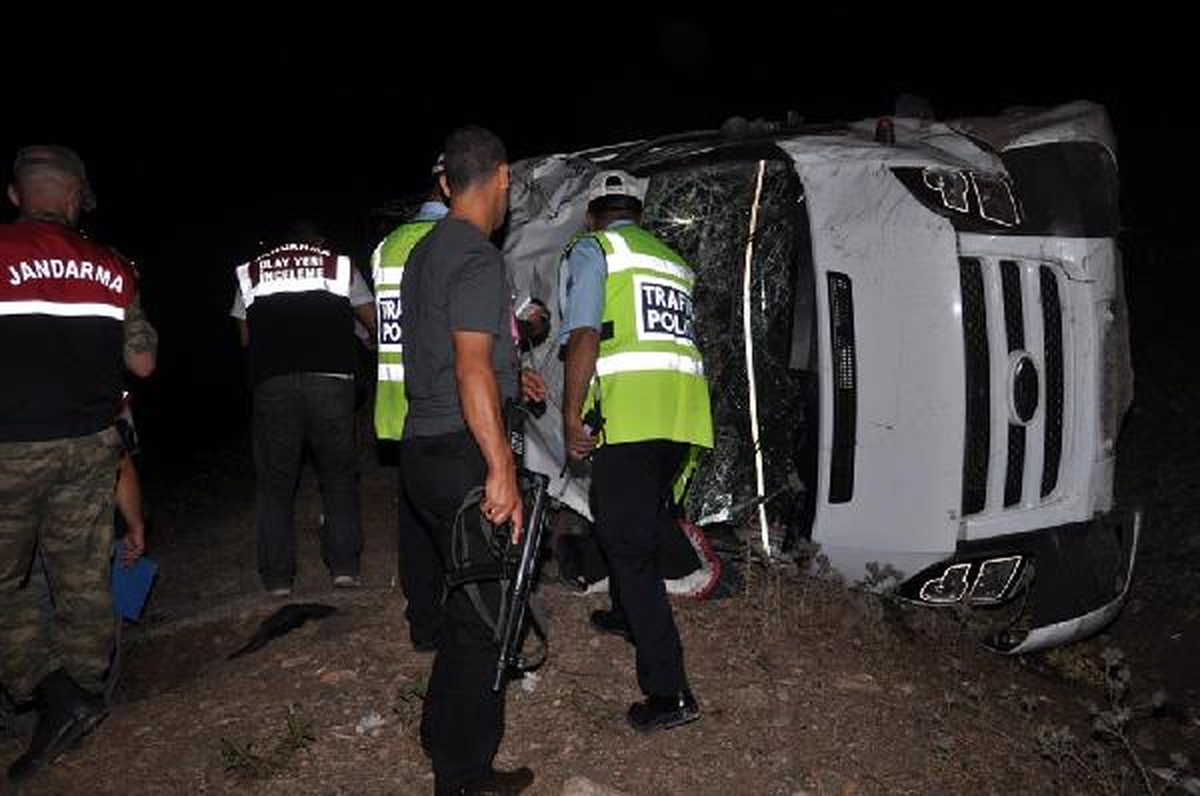 Minibüs Uçuruma Yuvarlandı; 1 Ölü, 21 Yaralı