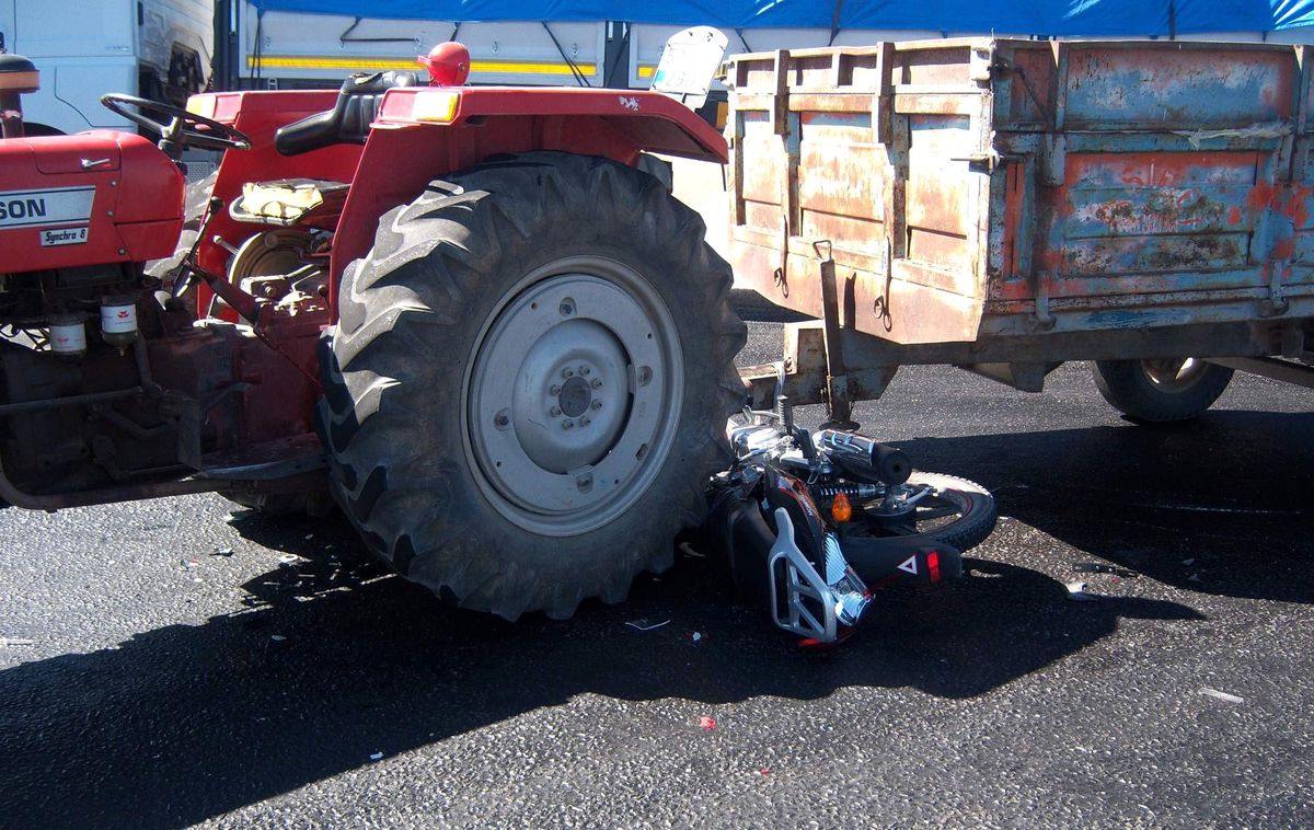Motosiklet, Traktörün Altına Girdi