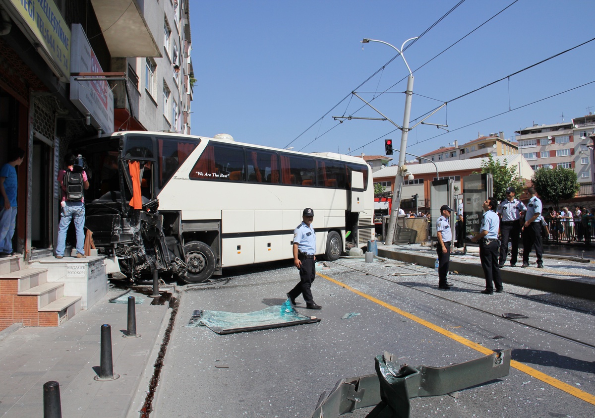Öğrenci Otobüsü Önce Tramvay Durağına, Ardından Dükkana Daldı
