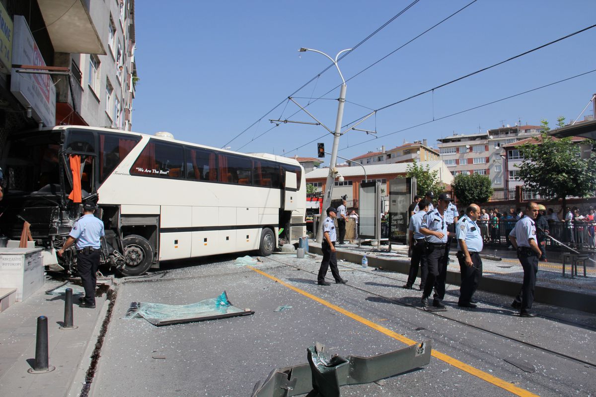 Otobüs Tramvay Durağına Daldı: 3 Yaralı