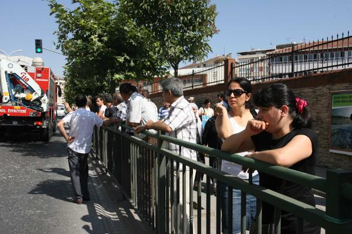Otobüs Tramvay Durağına Girdi: 3 Yaralı